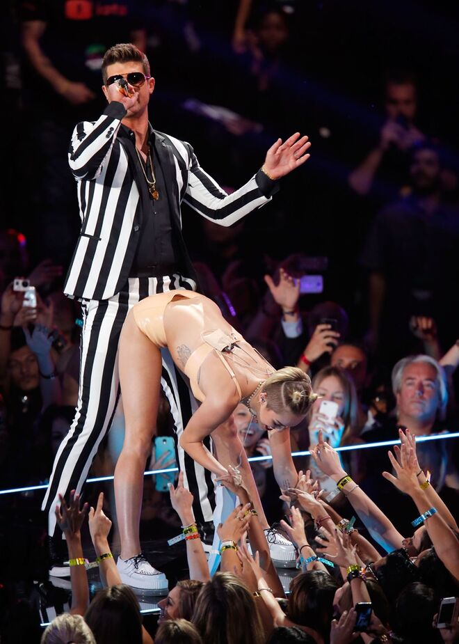 Miley Cyrus | A atuação de Miley Cyrus nos MTV Video Music Awards 2013 foi uma das mais polémicas de toda a sua carreira. A coreografia que protagonizou com o cantor Robin Thicke subiu de tom a certa altura, tornando-se quase pornográfica. 