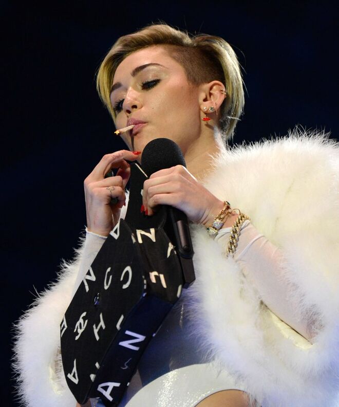 Miley Cyrus | Como se não bastasse, na mesma cerimónia, a cantora resolveu fumar marijuana em pleno palco. 