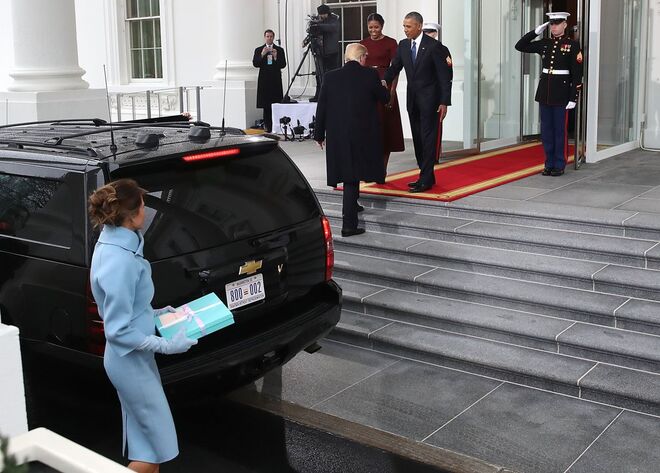 Donald e Melania Trump | O casal não poderia ter tido ‘melhor’ entrada na Casa Branca. Esta cena ficou para a história, com Donald Trump a subir as escadas sem sequer esperar pela sua mulher. 