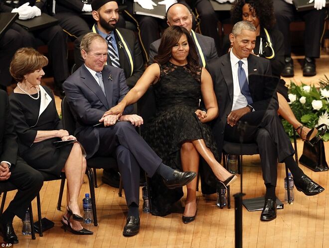 George W. Bush e Michelle Obama | O estranho momento em que o ex-Presidente dos Estados Unidos agarrou na mão de Michelle Obama durante uma cerimónia em honra da polícia do Texas. As caras de Barack Obama e Laura Bush também dizem bastante…