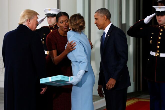 Donald e Melania Trump | Poucos minutos depois, neste dia da tomada de posse de Trump, Melania protagonizou um momento não menos embaraçoso, ao levar um presente para Michelle Obama. Acontece que Michelle não sabia onde colocar o embrulho, e isso notou-se…