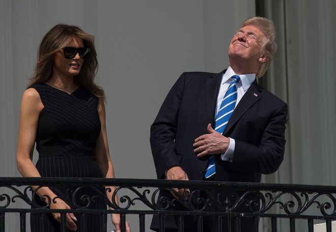 Donald e Melania Trump | Mais recentemente, quando houve o eclipse parcial do sol, o casal veio à varanda da Casa Branca para ver o fenómeno e, numa altura em que todos tinham os olhos devidamente protegidos com óculos, Donald resolveu olhar diretamente para o sol…