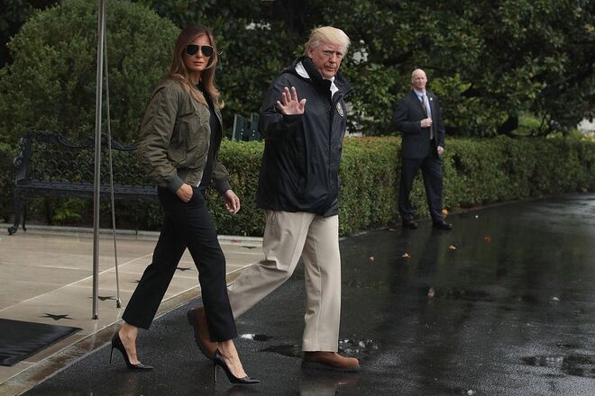 Melania Trump | Causou polémica no dia em que viajou com o marido para as zonas dos Estados Unidos afetadas pelo furacão Irma e fê-lo de saltos altos.