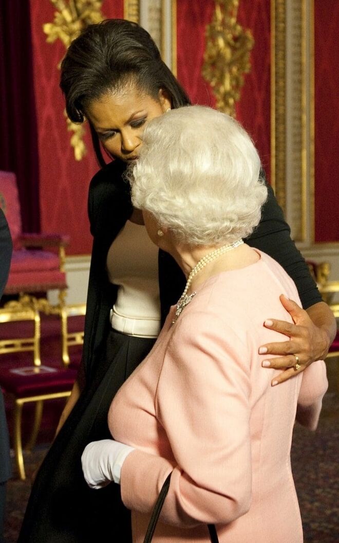 Michelle Obama | O momento era solene e cheio de protocolos. Não fossem os Obama estarem no Buckingham Palace e acompanhados por Isabel II. O encontro correu na perfeição, no entanto, Michelle resolveu quebrar o protocolo, colocando a sua mão carinhosamente nas costas da rainha. Acontece que, supostamente, ninguém pode tocar na rainha de Inglaterra. 