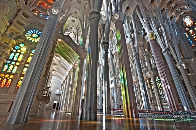 Sagrada Família, Barcelona | A natureza foi a inspiração de Antoni Gaudí para o design desta igreja inacabada, que retrata a relação entre a humanidade, a natureza e a religião. Sustentada por pilares inspirados em troncos de árvores e as suas ramificações, e com 45 metros de altura, entrar na nave central é como entrar numa enorme floresta. 