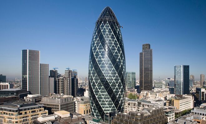 30 St Mary Axe, Londres | Conhecido também por Gherkin (pepino), foi projetado por Norman Foster no mesmo local onde esteve instalada a sede de uma empresa de construção naval destruída parcialmente por uma bomba lançada depois da reeleição de John Major como primeiro-ministro britânico, em 1992. O arranha-céus futurista tem 180 metros de altura e ganhou a alcunha de pepino devido ao seu formato.