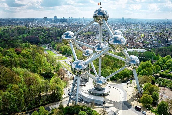 Atomium, Bruxelas | Construído para a Expo 58, o edifício é composto por nove esferas de aço interligadas, de cerca de 100 metros de altura. Os arquitetos André e Jean Polak imaginaram esta estrutura para representar a fé no progresso científico. No seu interior há um museu e espaços para várias exposições temporárias. O Atomium fica numa zona periférica da cidade, no bairro de Heysel, mas a sua altura e brilho são visíveis desde vários pontos da capital belga.