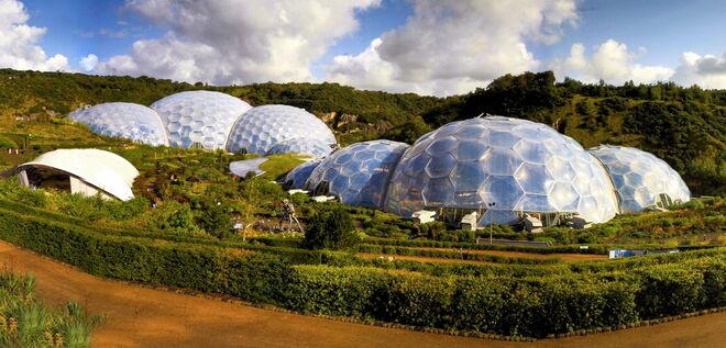 Eden Project, Cornualha | O Eden Project foi projetado pelo britânico Nicholas Grimshaw e reúne uma coleção de espécies de plantas vindas de florestas tropicais e do Mediterrâneo. O próprio edifício, numa forma curvilínea, usa estruturas semiesféricas transparentes que foram inspiradas em bolhas de sabão. O centro educacional, ou seja, a parte central do edifício, imita o padrão espiral encontrado em muitos elementos naturais, como as pinhas, girassóis e carapaças de caracol. 