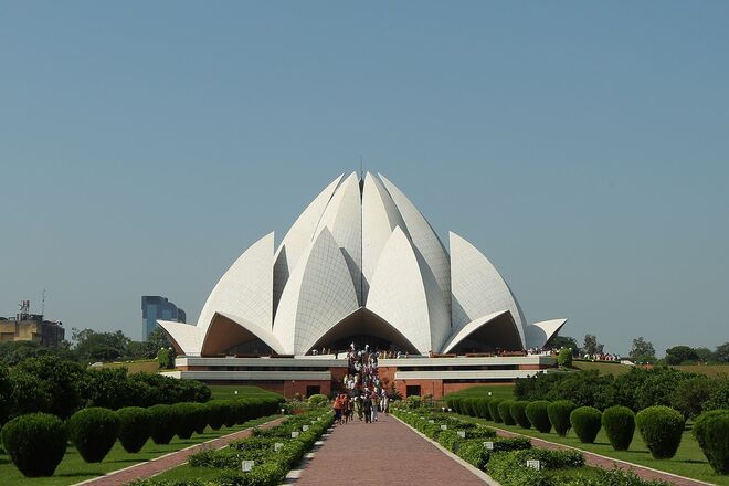 Templo de Lótus, Nova Deli | Pensado pelo arquiteto Fariborz Sahba, este é um templo da fé Baha’í, criado em 1986. O edifício tem a forma da flor de lótus e é composto por 27 “pétalas” de mármore independentes. Os templos Bahá’í partilham alguns elementos em comum, como a forma circular de nove lados. O Templo de Lótus não é exceção e, por isso, tem forma circular e nove portas e acomoda até 2500 pessoas. Este é um dos monumentos mais visitados do mundo, superando os quatro milhões todos os anos. 