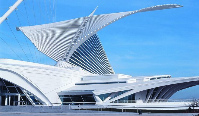 Museu de Arte de Milwaukee, Michigan | Santiago Calatrava é o arquiteto responsável por este teto solar – o Burke Brise Soleil – que abre e fecha como umas enormes asas. O arquiteto quis incorporar no edifício as qualidades urbanas da cidade, a cultura dos barcos à vela e a herança natural do Lago Michigan.