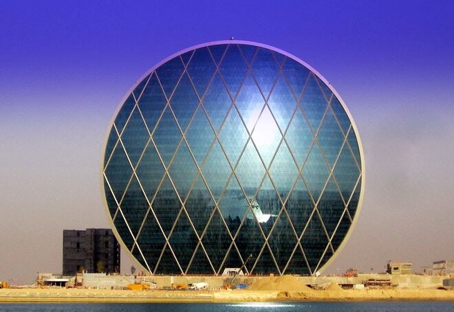 Sede da Aldar, Abu  Dhabi | O arranha-céus circular foi construído em 2010 em homenagem ao património marítimo da cidade. Construído pela MZ Architects, o edifício foi inspirado numa concha e desenvolvido em forma de diamante. Tem 23 andares e mais de 100 metros de altura.