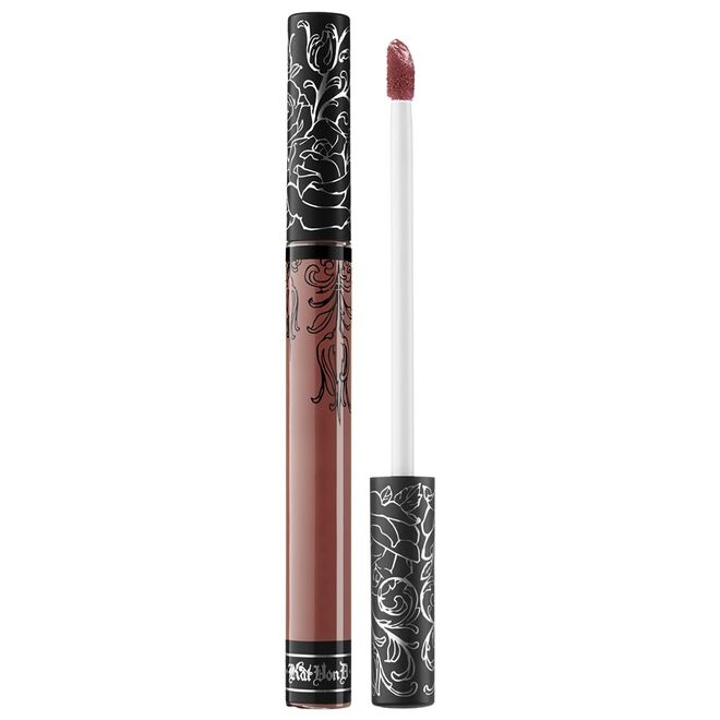 Tem 40 tonalidades de um dos seus produtos-estrela, o batom líquido mate Everlasting Liquid Lipstick (€20,55), que tem pigmentos de longa duração e quase sempre os apelida com o nome de alguém de quem gosta. O Lolita, um dos best-sellers, é vendido de 11 em 11 segundos. 