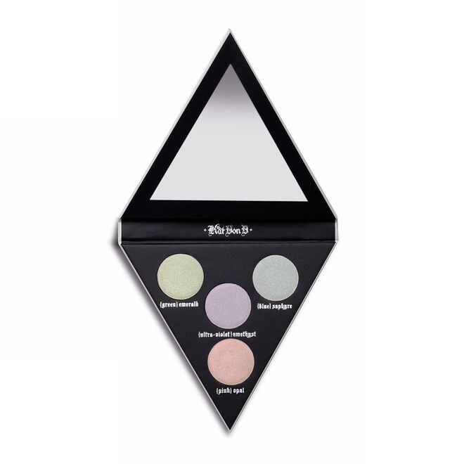 Foram precisos sete anos para chegar aos quatro tons holográficos da paleta de sombras Alchemist (€35,95) – verde-esmeralda, azul-safira, violeta-ametista e rosa-opal –, os preferidos da tatuadora.