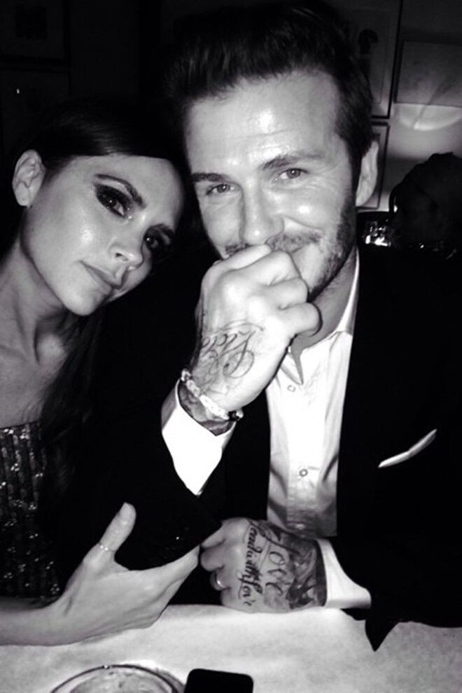 VICTORIA e DAVID BECKHAM | Depois de ter visto Victoria na televisão, num dos videoclips das Spice Girls, David terá dito a um colega do Manchester United que um dia ia casar com ela. Por seu lado, Victoria diz que se apaixonou por David Beckham à primeira vista. 