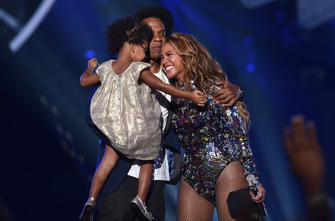 BEYONCE e JAY Z | Os dois gigantes da pop conheceram-se quando Beyoncé tinha apenas 18 anos e começaram a namorar um ano mais tarde, altura em que os dois decidiram colaborar juntos, ainda Beyoncé fazia parte das Destiny’s Child. 