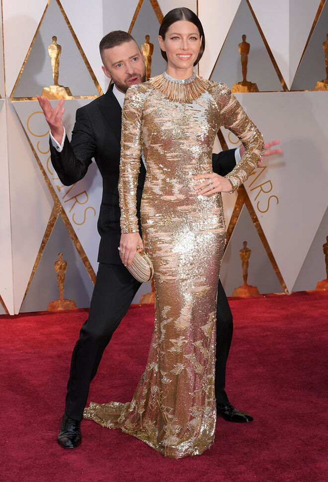 JUSTIN TIMBERLAKE e JESSICA BIEL | Uma história de amor pouco hollywoodesca – e estamos a citar os próprios, que brincam com a situação quando dizem que se conheceram através de amigos em comum. “Não foi nada extraordinária a forma como nos conhecemos… Fi-lo à moda antiga – por telefone. Foi algo que aprendi tanto com o meu padrasto como com o meu avô – que existe uma coisa chamada cavalheirismo, que não tem de morrer com a era da Internet. (…) Tive de ser bastante persistente até ela aceitar”, revelou Timberlake.