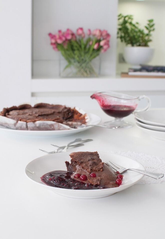 Bolo de Nutella com coulis de frutos vermelhos, uma das receitas do livro Pelo Mundo