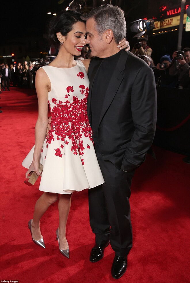 GEORGE CLOONEY e AMAL ALAMUDIN | Conheceram-se pouco depois de George se ter separado da então namorada Stacy Keibler, num evento de solidariedade, em 2013. Levou algum tempo até que a advogada dos Direitos Humanos se rendesse aos encantos de Clooney. Casaram em 2014 e têm filhos gémeos. 