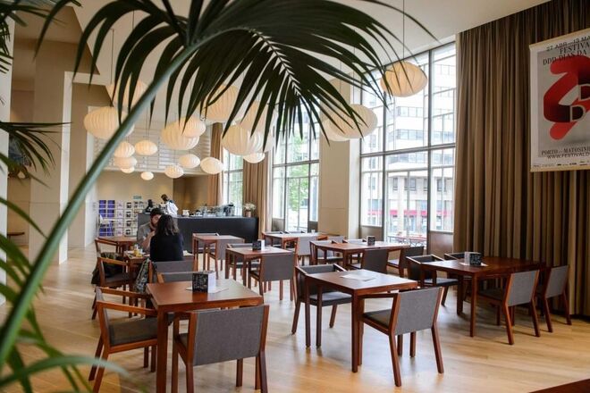 DEGUSTAÇÕES E JANTARES A PREÇOS ESPECIAIS | Para a hora de jantar, o Café Rivoli, no terceiro piso do teatro com o mesmo nome, tem disponível um menu exclusivo por €19 por pessoa, que inclui um copo de Porto Tónico. Se preferir uma degustação de doces e salgados, o espaço Mima Te, nas Galerias Lumière, é o local ideal.