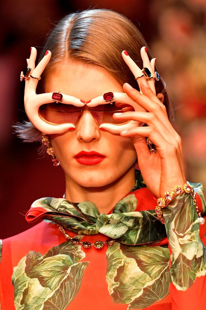 I’M WATCHING YOU | Para quem não quiser passar despercebido, os óculos mais excêntricos do desfile são a escolha ideal.