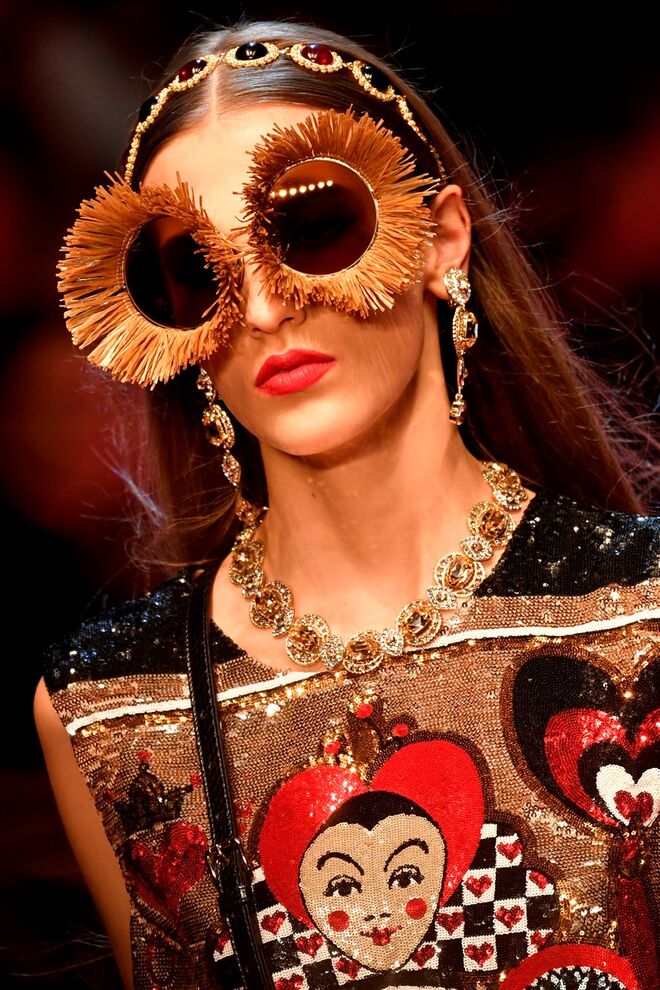 PARECEM GIRASSÓIS | Certamente um dos pares mais excêntricos, estes óculos de sol foram apresentados em várias tonalidades ao longo do desfile.