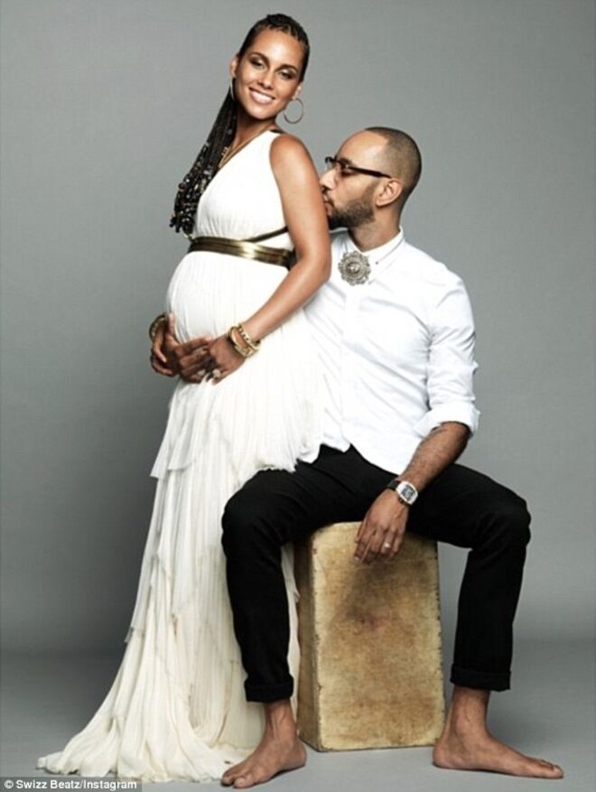 Alicia Keys e Swizz Beatz casaram uns meses depois de em maio de 2010 anunciarem que iam ser pais. Alicia escolheu um vestido inspirado no ideal de deusa grega.