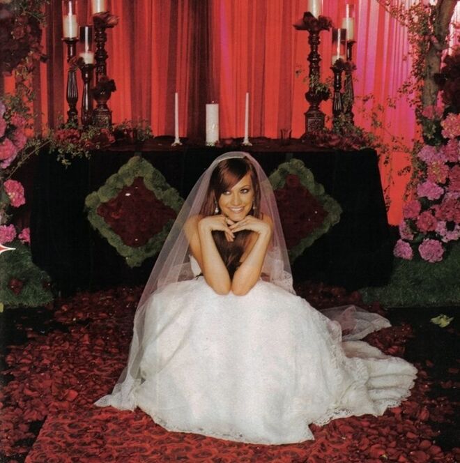 O tema do casamento de Ashlee Simpson e Pete Wentz, que aconteceu em 2008, foi o filme Alice no País das Maravilhas. Simpson anunciou a gravidez duas semanas depois da lua de mel. Bronx Mowgli nasceu em novembro de 2008.