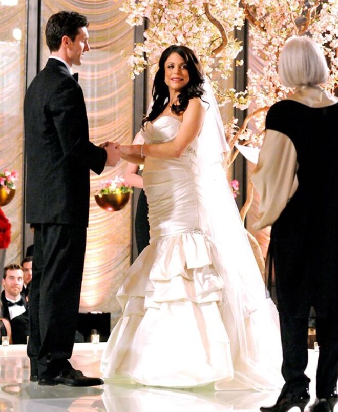 Bethenny Frankel e Jason Hoppy casaram no restaurante Four Seasonsem Nova Iorque, em março de 2010. A noiva vestiu um Amsale que salientava a barriga de grávida, no primeiro trimestre.