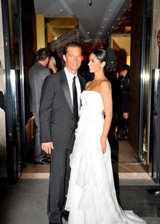 Camila Alves e Matthew McConaughey casaram em Austin, Texas, em junho de 2012. Camila usou um vestido da marca brasileira Ducarmo Castelo Branco. A segunda filha do casal, Livingston Alves McConaughey, nasceu seis meses depois, a 28 de dezembro.