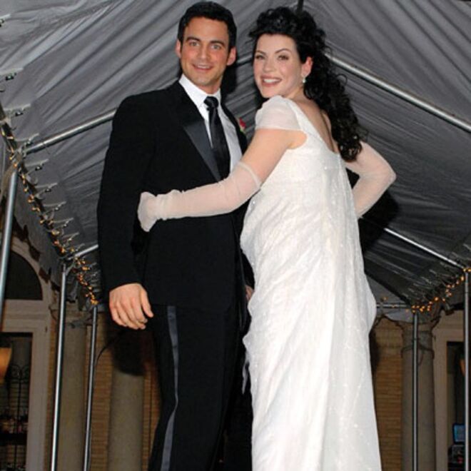 Julianna Margulies estava grávida de sete meses quando casou com Keith Lieberthal, em novembro de 2007. Usou um Narciso Rodriguez branco e luvas.