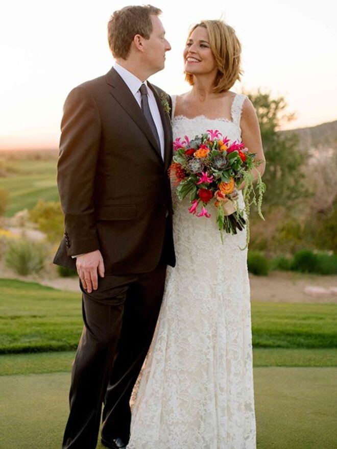 Savannah Guthrie e Mike Feldman casaram no Tucson, em Ariz, no dia 15 de março de 2014. Quando escolheu o Monique Lhuillier que usou no dia do casamento não sabia que estava grávida mas acabou por servir na mesma. 