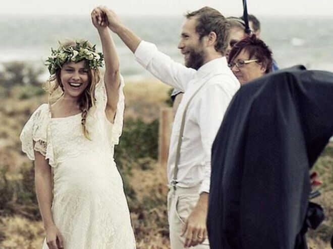  Teresa Palmer e Mark Webber casaram em Punta Mita, no México, no dia 21 de dezembro de 2013. Palmer usou um vestido Pallas Couture que propositadamente para evidenciar a barriga de grávida.