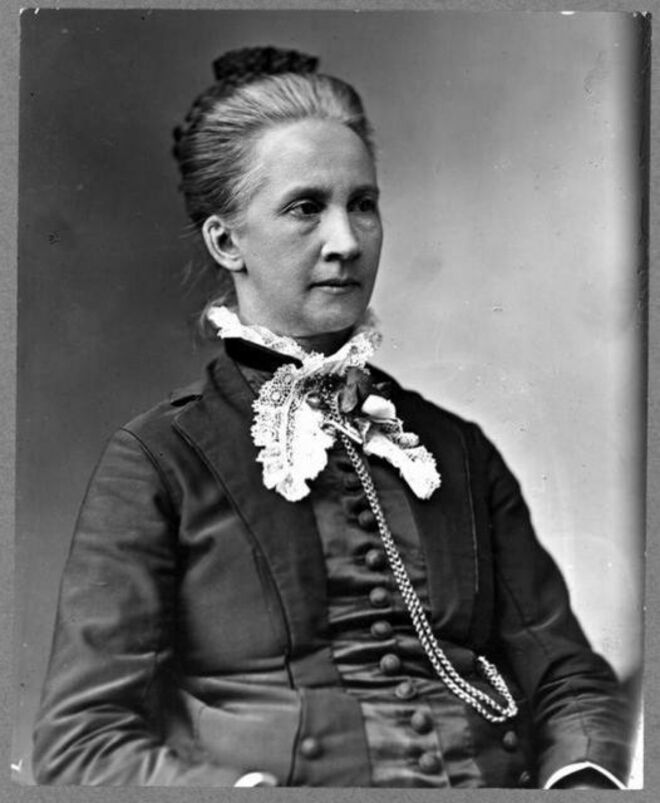 Susanna Madora Salter (1860-1961), de Argonia, uma cidade que tem hoje cerca de 500 habitantes no estado americano do Kansas, terá sido a primeira presidente de Câmara. Escolhida, em 1887, pelo Partido Proibicionista (que se opunha à venda e consumo de bebidas alcoólicas), foi também a primeira mulher a desempenhar um cargo político nos Estados Unidos da América. Aparentemente, ninguém esperava que Salter fosse eleita. Um grupo de homens inscrevera o seu nome numa lista que só foi conhecida no dia da votação, apenas para “humilhar e desencorajar” as mulheres de concorrerem. Venceu com maioria de dois terços. 