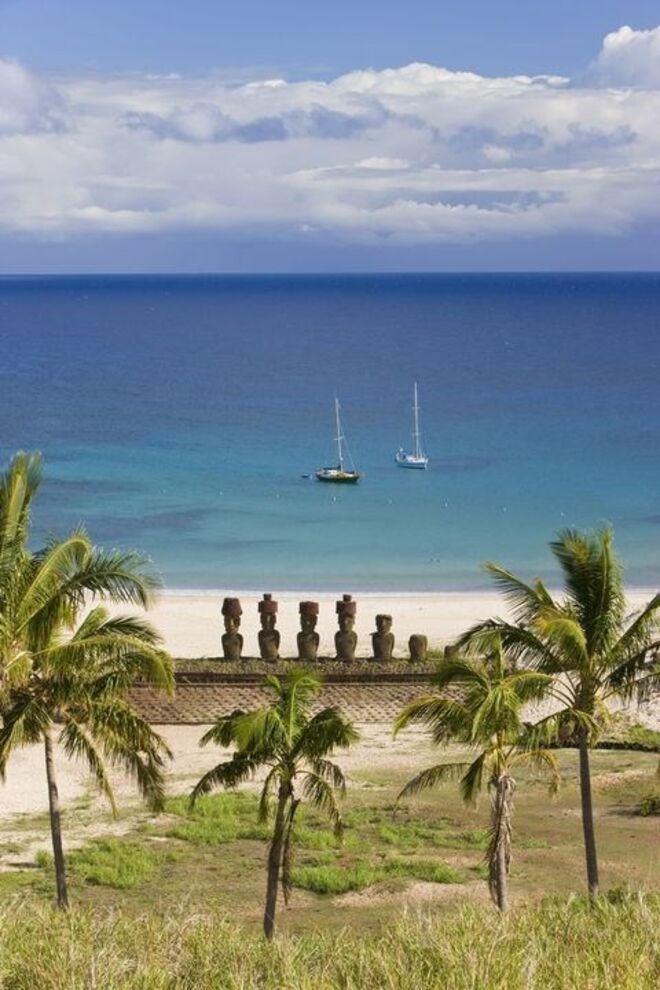Anakena Beach, Ilha da Páscoa | Uma praia um pouco fora do comum, com a presença de algumas estátuas Maoi.