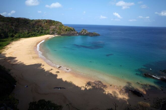 Baía do Sancho, Brasil | Fica situada a 200 milhas da ilha de Fernando Noronha e apenas se tem acesso a ela através de barco ou seguindo um trilho de escadas muito estreito pelas colinas abaixo.