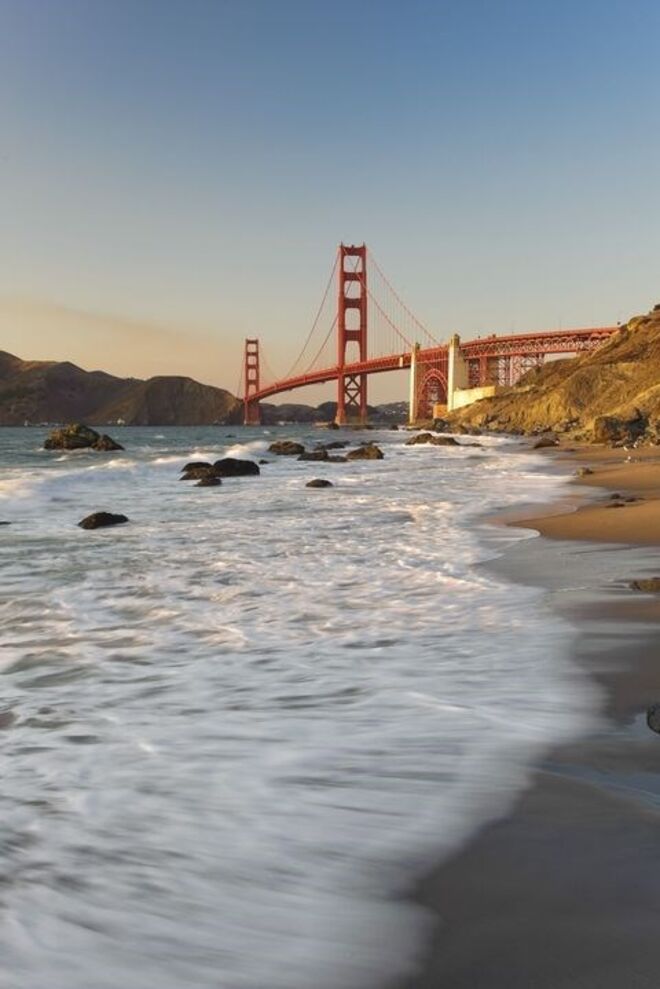 Baker Beach, San Francisco (EUA) |Vale pela vista que se tem da praia para a famosa Golden Gate Bridge. 