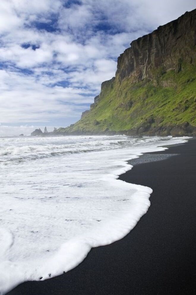 Black Sand Beach, Islândia | Não é dos destinos mais procurados, até porque não tem a areia branca a que estamos acostumados, mas vale a pena também pela paisagem visual que oferece.