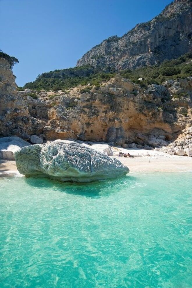 Cala Goloritzè, Sardenha |Apenas temos acesso a ela através de barco. É uma praia muito pequena, que pelo seu difícil acesso, permite uma maior privacidade a quem por lá passa. 