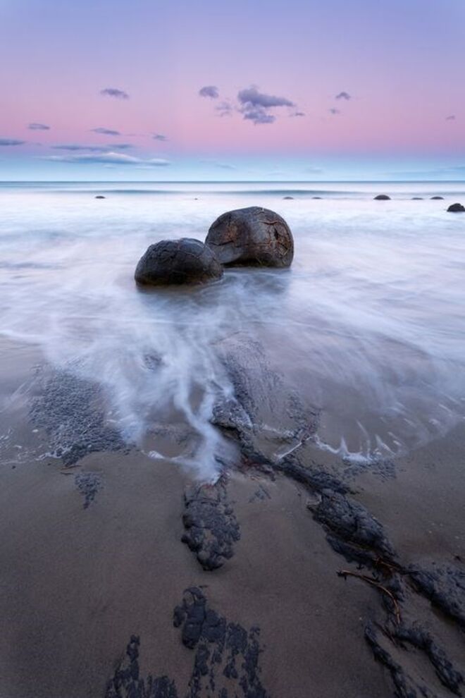 Koekohe Beach, Nova Zelândia | De acordo com uma lenda Maori, as enormes pedras espalhadas pela praia são destroços de um antigo barco que terá naufragado ali.