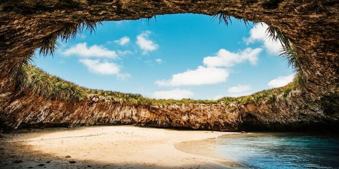 La Playa Escondida, México | Trata-se mesmo de uma praia escondida, e é preciso fazer uma viagem de barco de 2 horas até às Ilhas Marietas. 