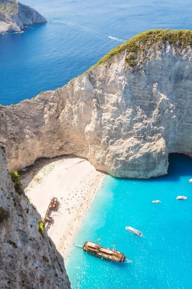 Navagio, Grécia | Escondida numa remota gruta de Zakynthos, esta praia tem a alcunha de ‘Shipwreck  Beach’ por causa do navio que ali naufragou nos anos 80. 
