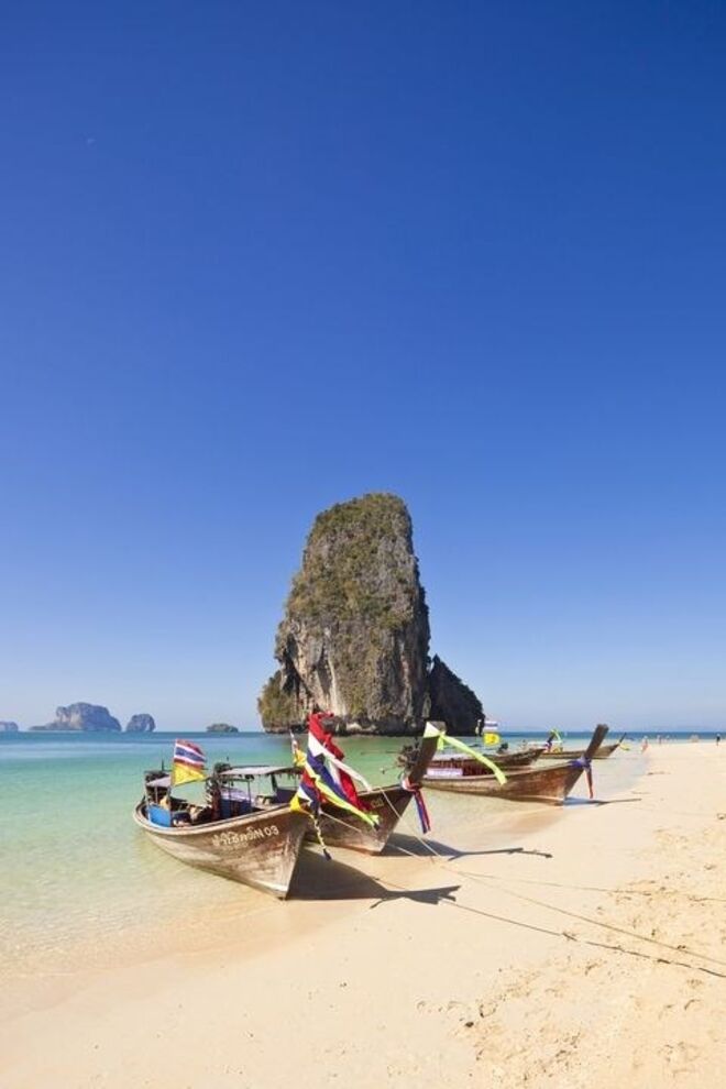 Railay Beach, Tailândia |Apenas se tem acesso a esta praia através de barco. É uma das prias da Tailândia mais tranquilas.