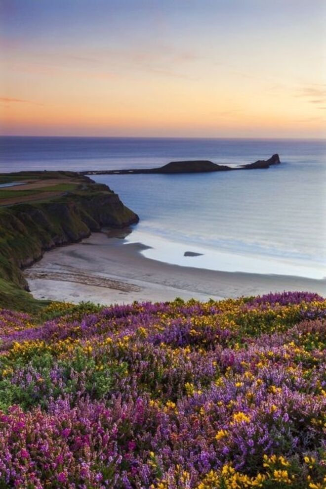 Rhossili Bay, Gales | É certo que o Reino Unido não é muito famoso pelas praias, mas esta em particular é muito bonita, até quando não há muito sol e se formam as célebres neblinas. 