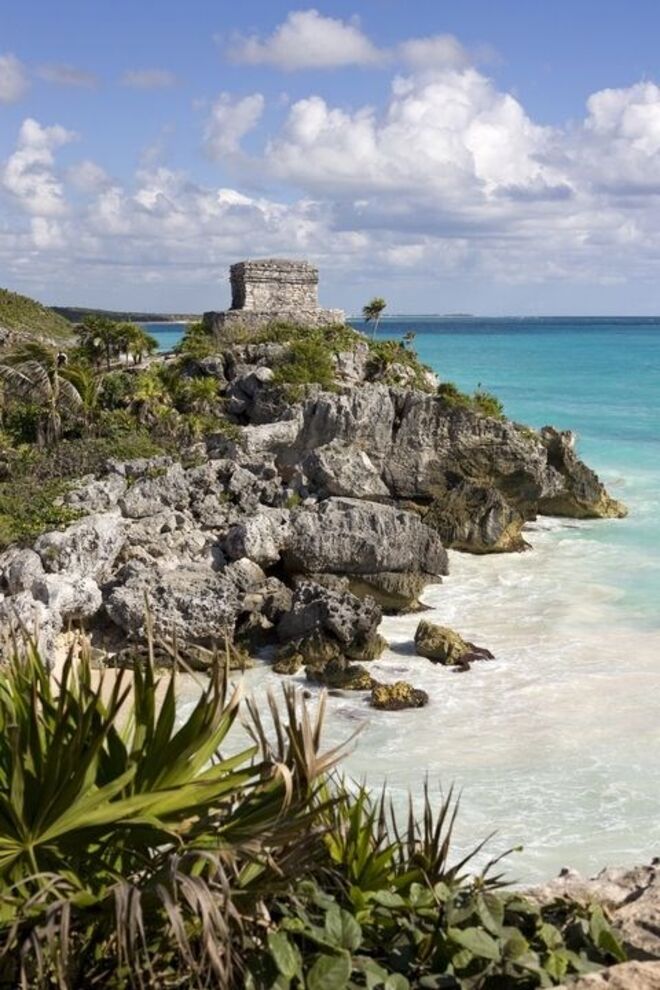 Tulum, México | Esta praia fica mais ou menos a duas horas de distância de Cancun, mas ão parece. Rodeada pelas antigas ruínas Maias, faz parecer que se encontra bem mais longe da civilização.