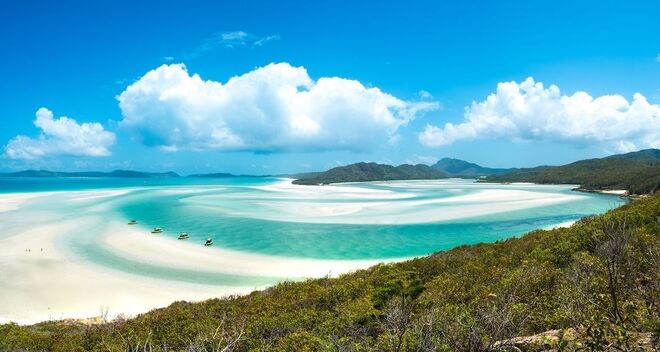 Whitehaven Beach, Austrália | A costa este da Austrália é conhecida pelas incríveis praias. Esta é uma delas. Há que ter em atenção a aproximação de tubarões na zona. 