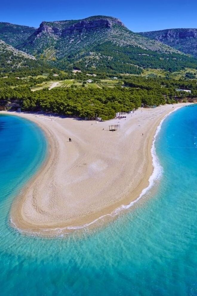 Zlatni Rat Beach, Croácia | Apelidada de ‘Corno de Ouro’ devido ao formato da praia. 