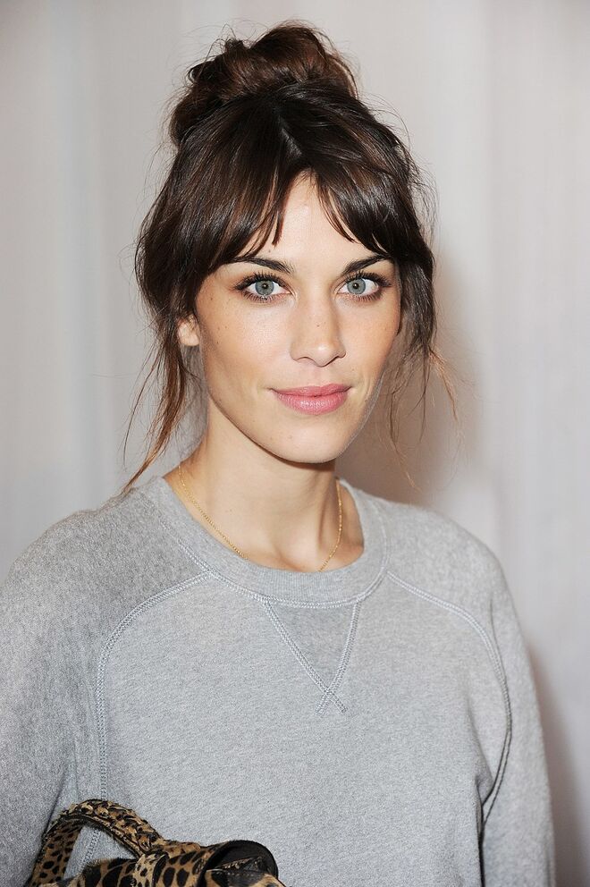 ALEXA CHUNG | Segundo disse Alexa à revista Time Out New York, a apresentadora e modelo tem tendência a gastar demasiado dinheiro em vestidos de baile. “Penso sempre que vou usá-los várias vezes, mas é falsa lógica. Devia investir em coisas que uso todos os dias, como jeans.”