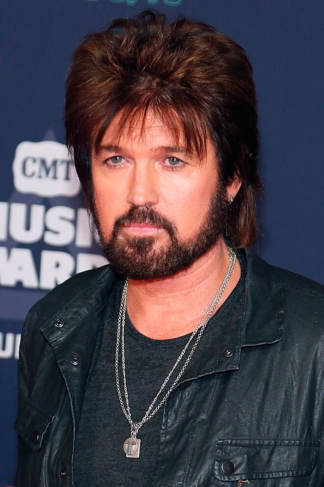 BILLY RAY CYRUS | Quando Miley fez 21 anos, o pai decidiu oferecer-lhe uma mota com as iniciais da cantora pintadas. A prenda ficou por mais de 24.000 euros.