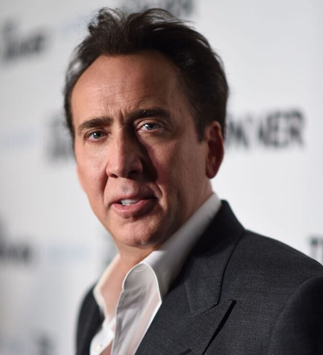 NICOLAS CAGE | Já conhecido pelas suas compras excêntricas, o ator tem dezenas de carros, vários castelos, duas ilhas nas Caraíbas e uma coleção de livros de BD no valor de 1 milhão de euros. No entanto, se tivermos de escolher só uma, diríamos que a caveira de dinossauro que comprou a Leonardo DiCaprio por 276.000 euros é certamente a mais surpreendente. 