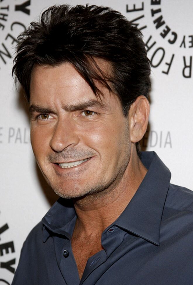 CHARLIE SHEEN | O ator é um grande fã de basebol e talvez seja por isso que tenha gasto 6.5000 euros ao reservar 2.615 lugares no estádio Anaheim. Encheu todas as filas com amigos na esperança de apanhar um home run, mas não teve sucesso. 